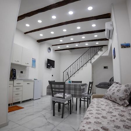 Royal Spaccanapoli Apartment Bagian luar foto