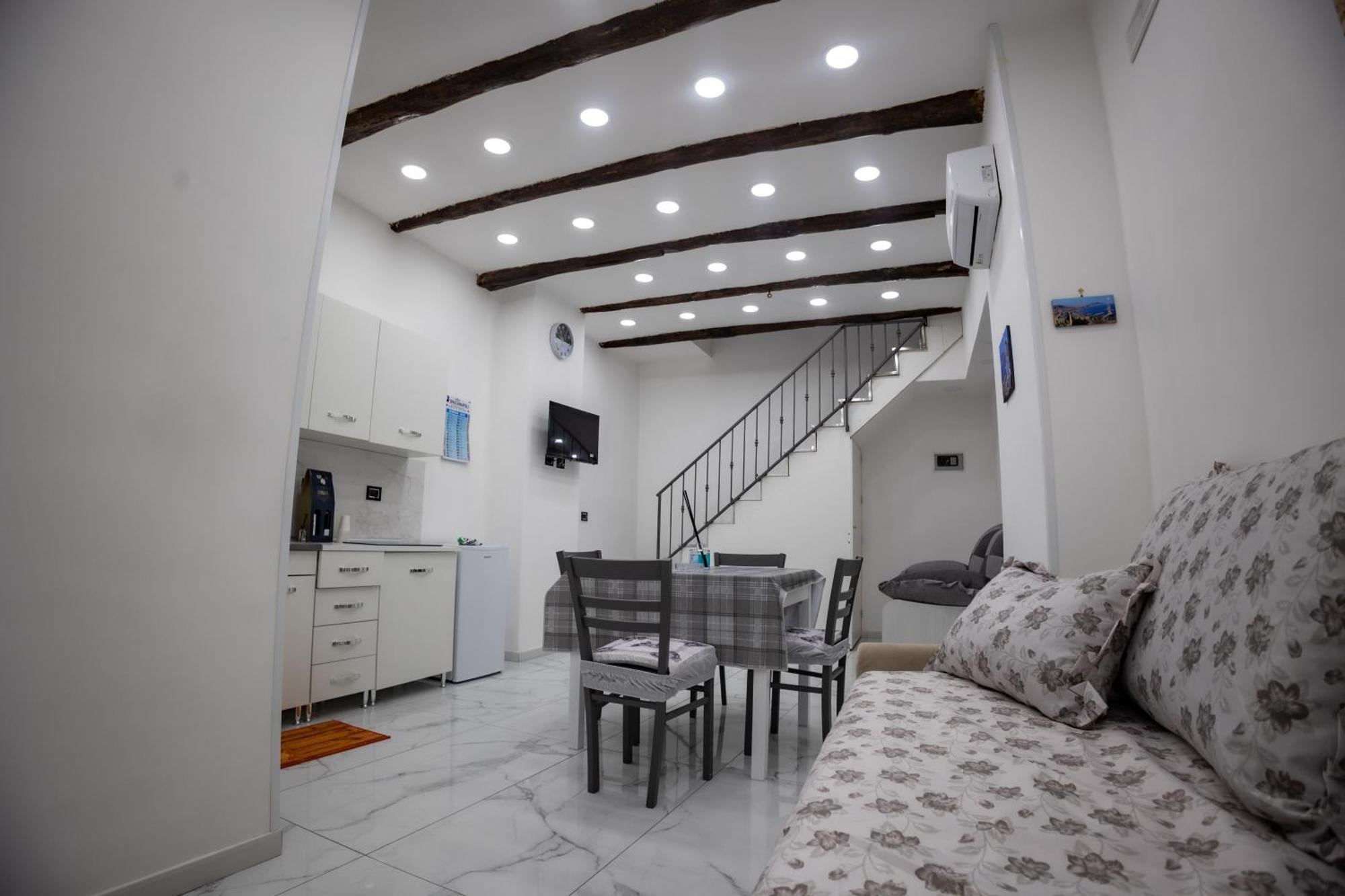 Royal Spaccanapoli Apartment Bagian luar foto