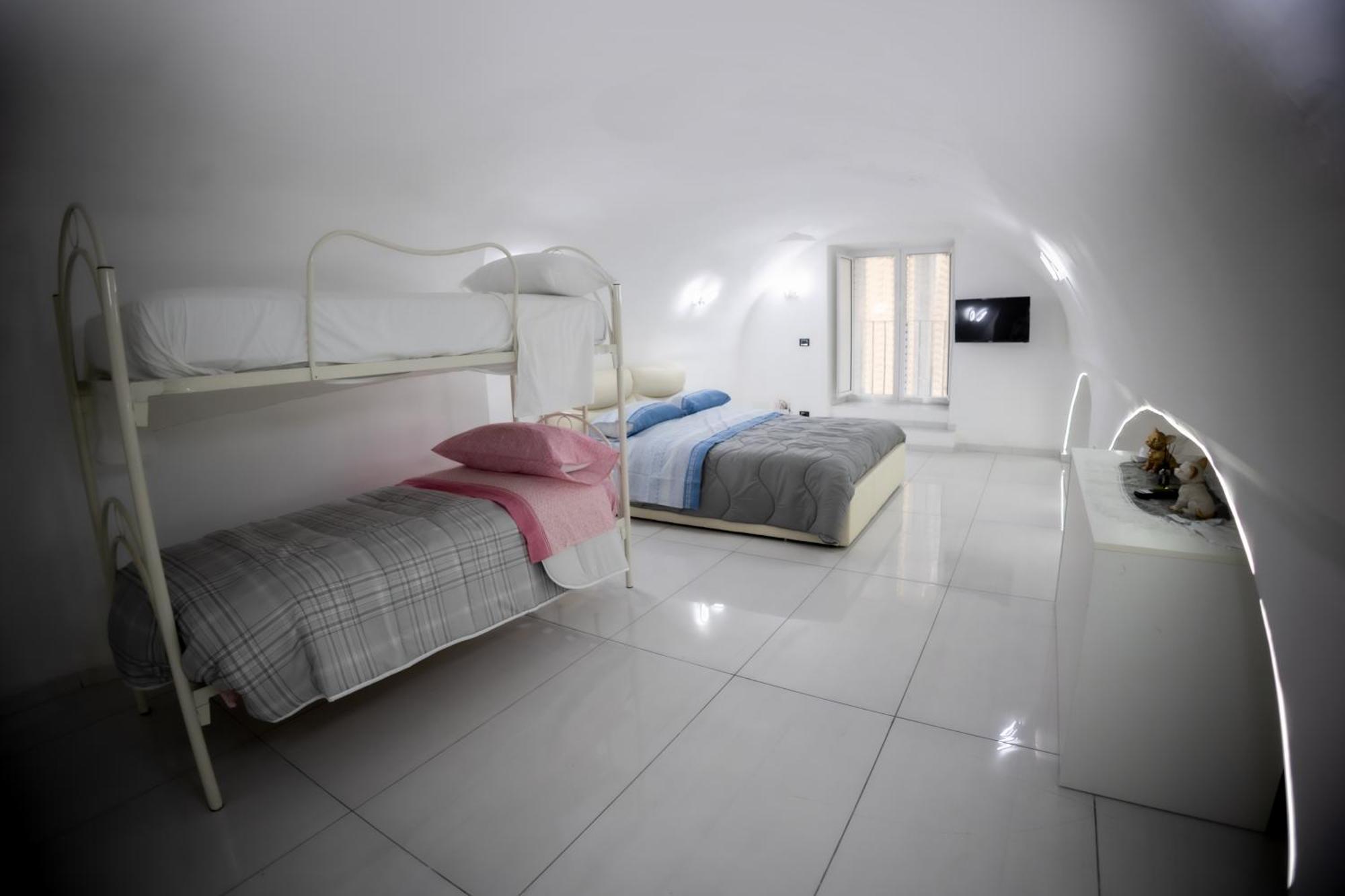 Royal Spaccanapoli Apartment Bagian luar foto