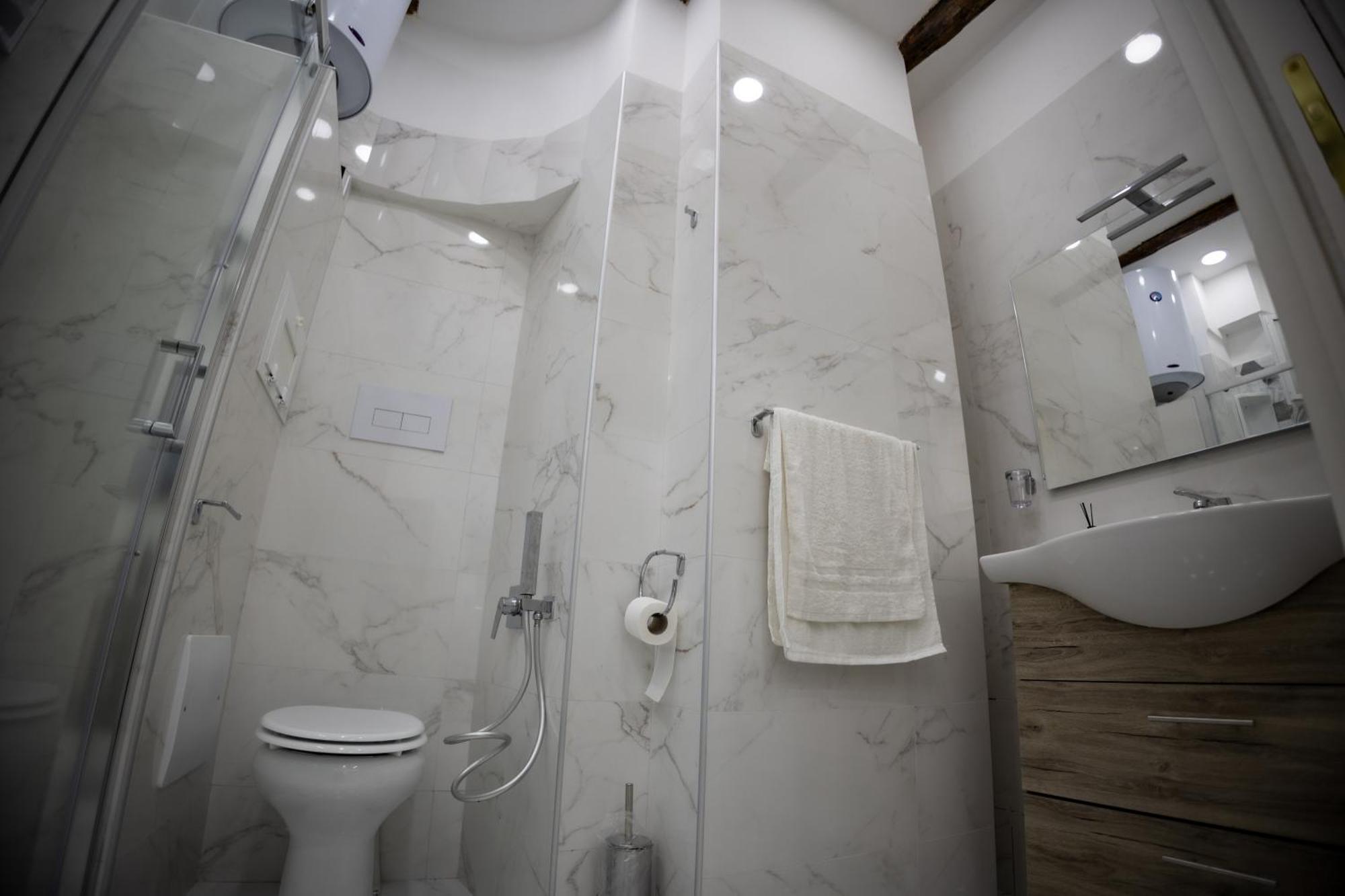 Royal Spaccanapoli Apartment Bagian luar foto