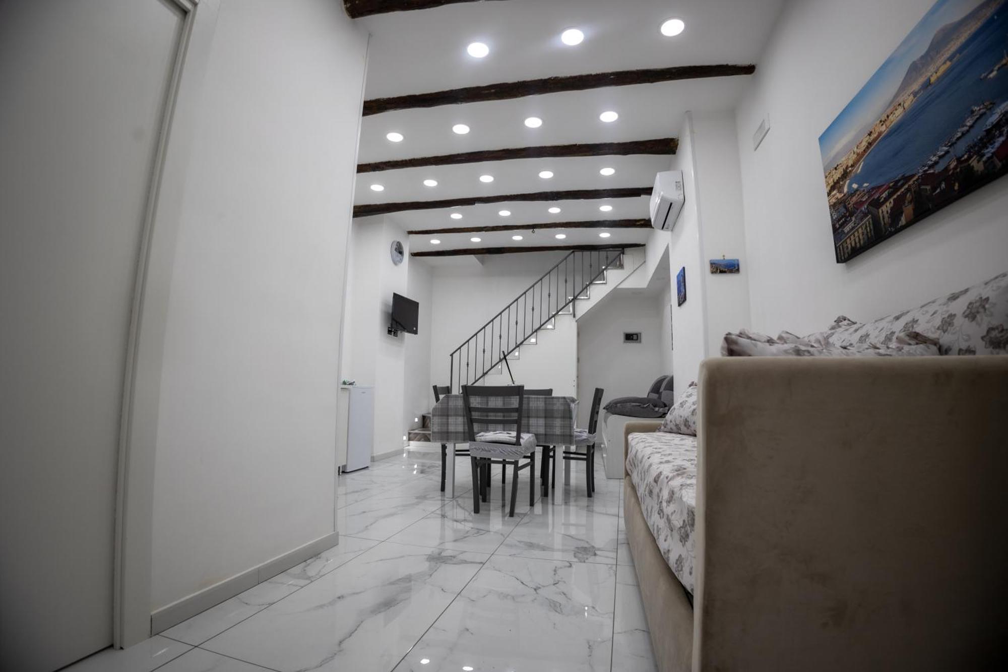 Royal Spaccanapoli Apartment Bagian luar foto