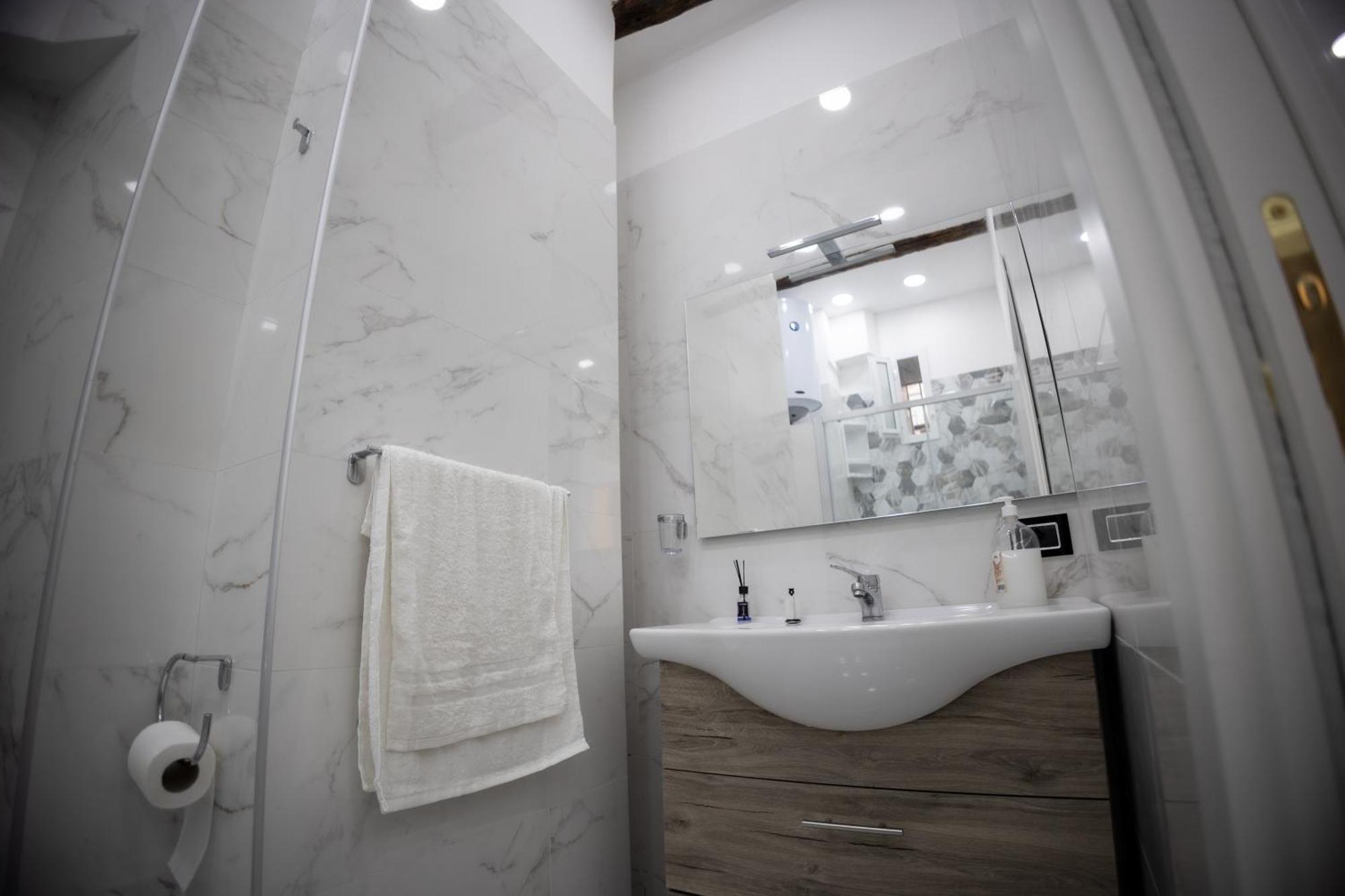 Royal Spaccanapoli Apartment Bagian luar foto