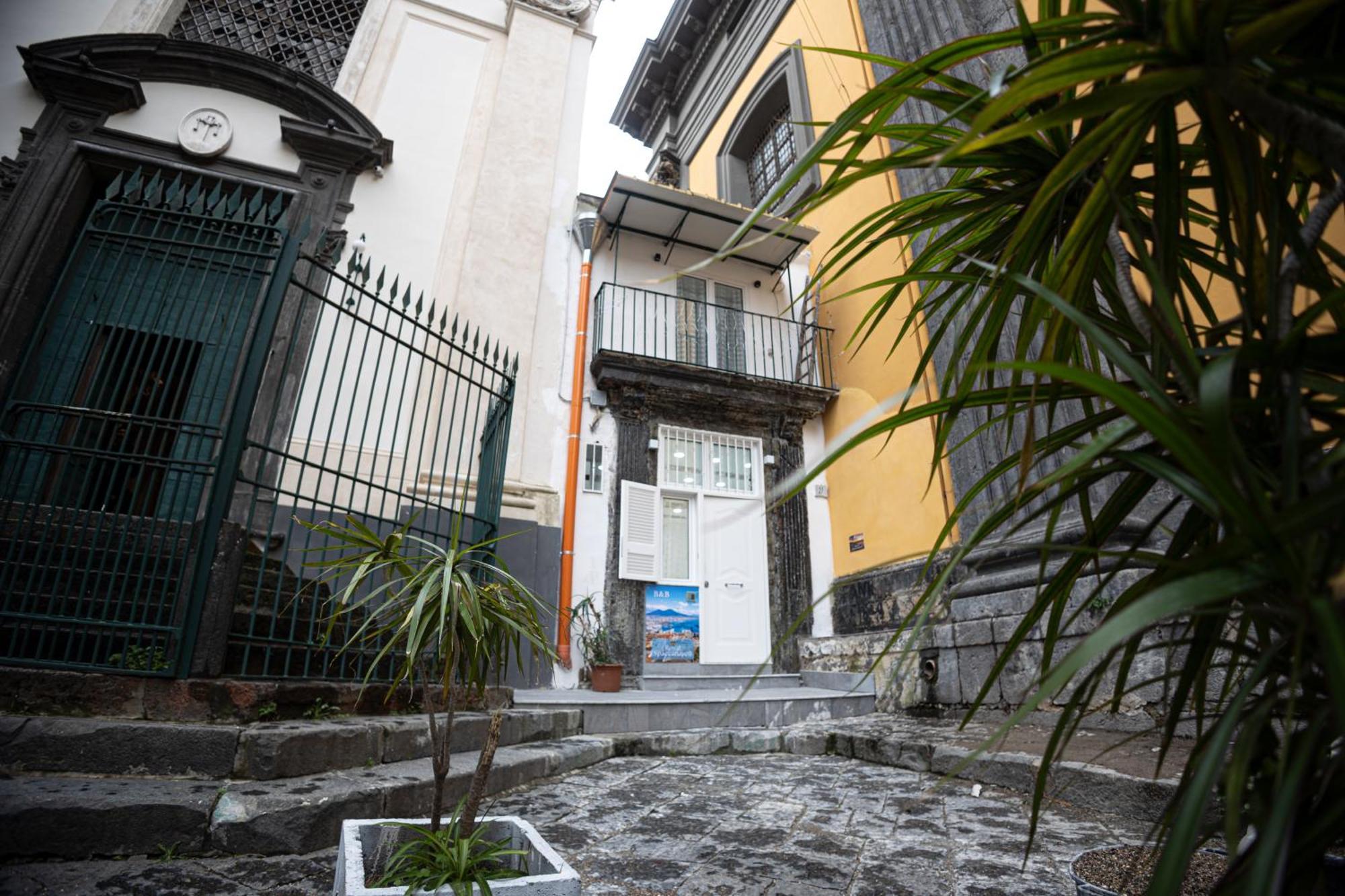 Royal Spaccanapoli Apartment Bagian luar foto