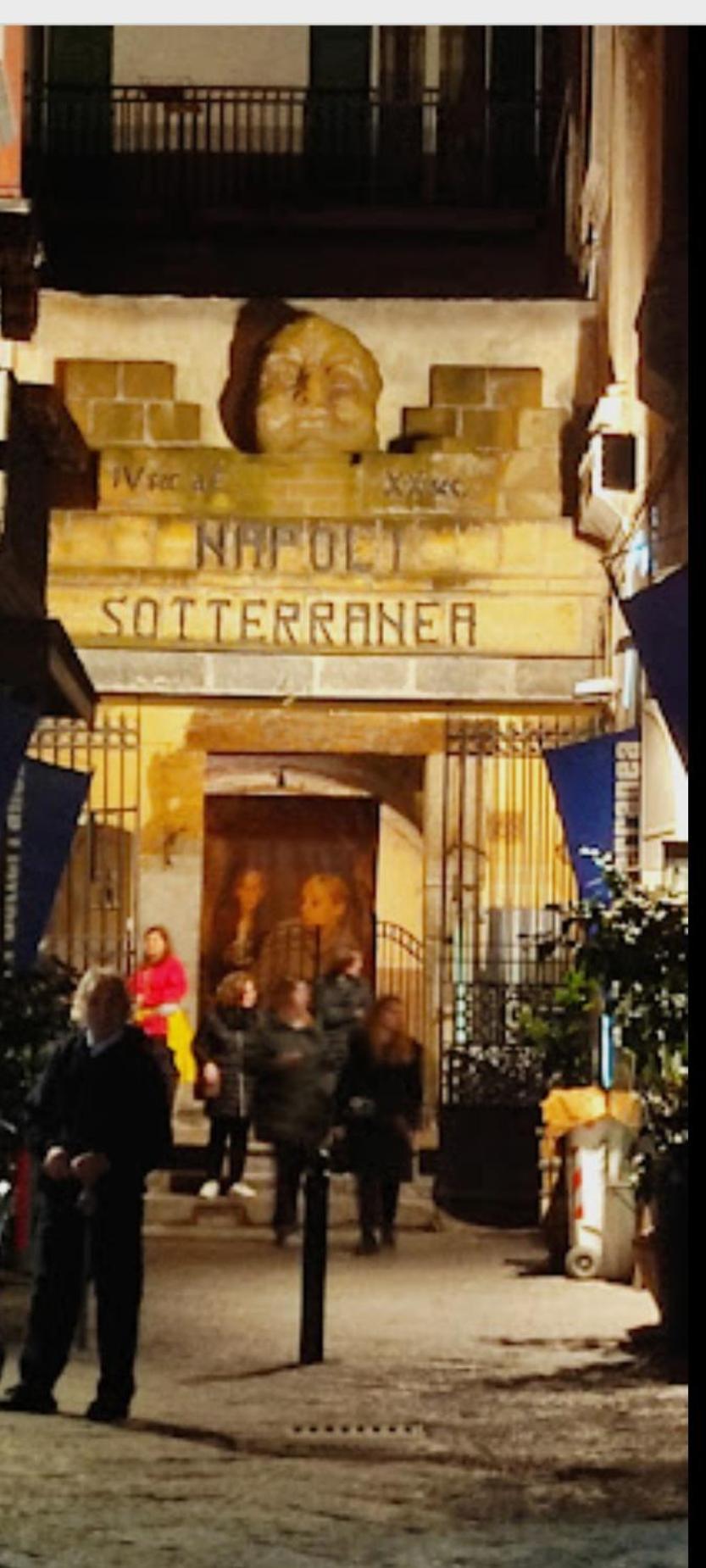 Royal Spaccanapoli Apartment Bagian luar foto