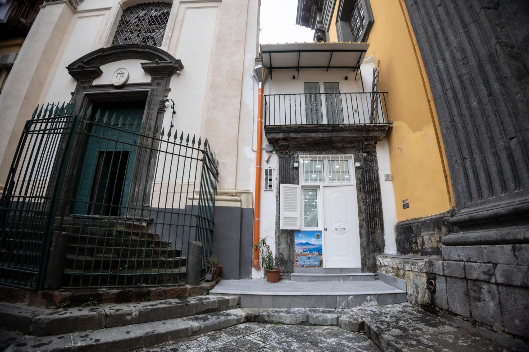 Royal Spaccanapoli Apartment Bagian luar foto
